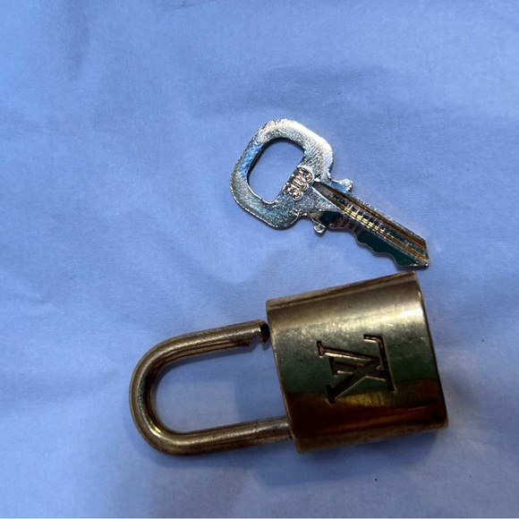 LOUIS VUITTON Lock & Key - #309 - Picture 4 of 6